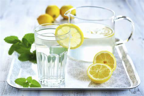 柠檬泡水喝的9大禁忌，忌和酸味食物同吃/空腹忌喝优质