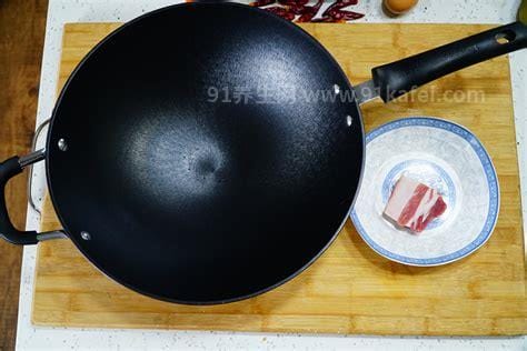 铁锅怎么开锅不生锈不粘锅，用五花肉只6个简单步骤(也要涂油)