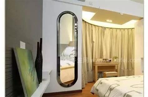 酒店的大镜子对着床做什么用的，方便
