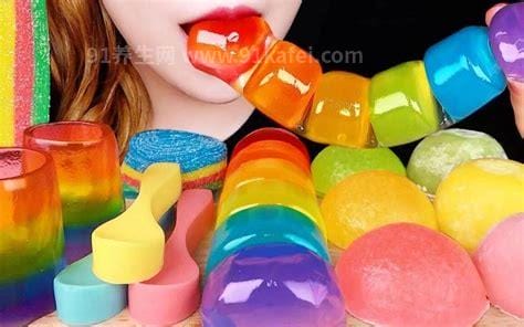 跳跳糖和果冻的玩法男女，一起含在嘴
