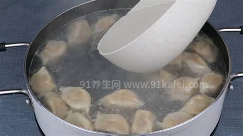 煮冻饺子冷水开水下锅都不对，牢记这