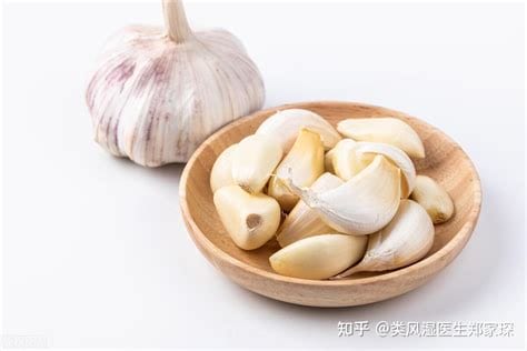 生大蒜一招治痛风怎么治，泡脚/生吃